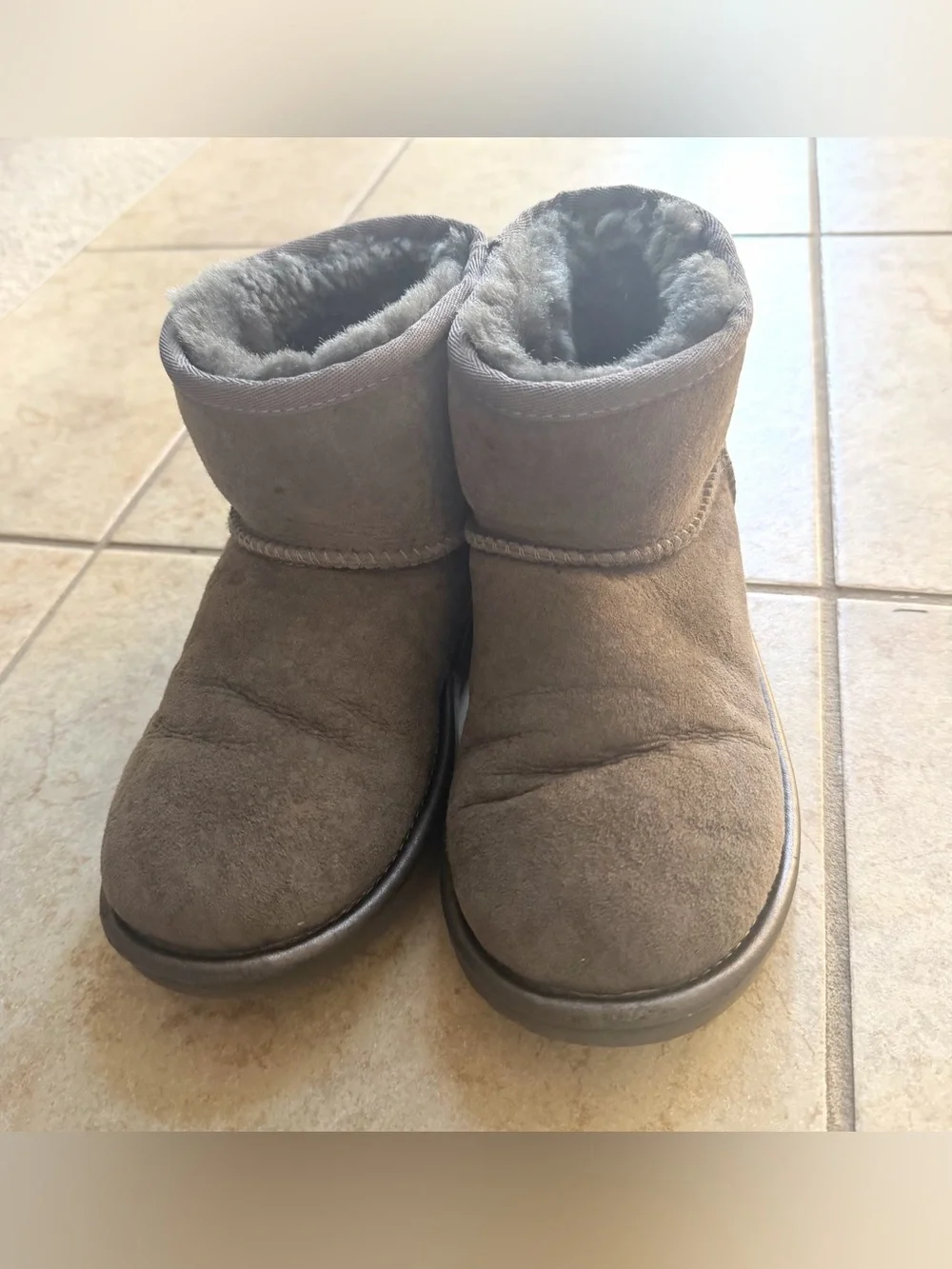 UGG big girls size 2 boots silver gray shearlings shoes